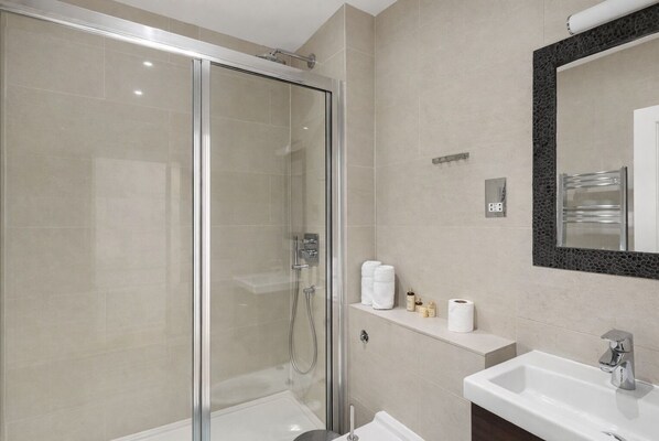 Bathtub, hair dryer, towels, shampoo