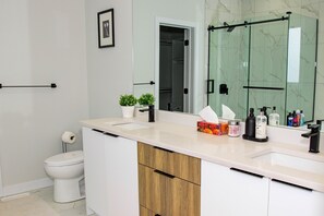 Een douche, een haardroger, handdoeken, zeep