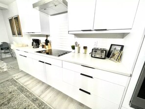 Kühlschrank, Mikrowelle, Ofen, Herdplatte