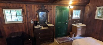 River Cabin: Single Family Getaway On The River