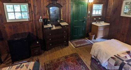 River Cabin: Single Family Getaway On The River