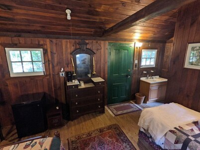 River Cabin: Single Family Getaway On The River
