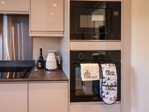 Fridge, dishwasher, electric kettle, toaster - Prestella (Filey)