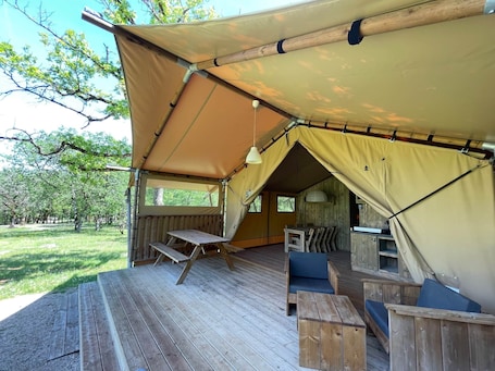 Outdoor dining. Luxury Lodge - Lodges du Bois Dodo