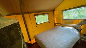 2 bedrooms, bed sheets