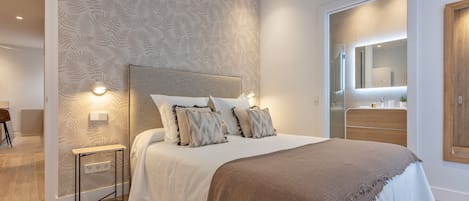 2 dormitorios, tabla de planchar con plancha, ropa de cama