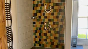 Classic-Einzelzimmer, Gemeinschaftsbad | Badezimmer | Dusche, Regendusche, kostenlose Toilettenartikel, Haartrockner