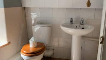 Classic-herbergi með tvíbreiðu rúmi - sameiginlegt baðherbergi | Baðherbergi | Sturta, regnsturtuhaus, snyrtivörur án endurgjalds, hárblásari