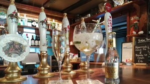 Baarissa on useita hanahanoja, lasillinen olutta ja pullo Fever Tree -mineraalivettä.