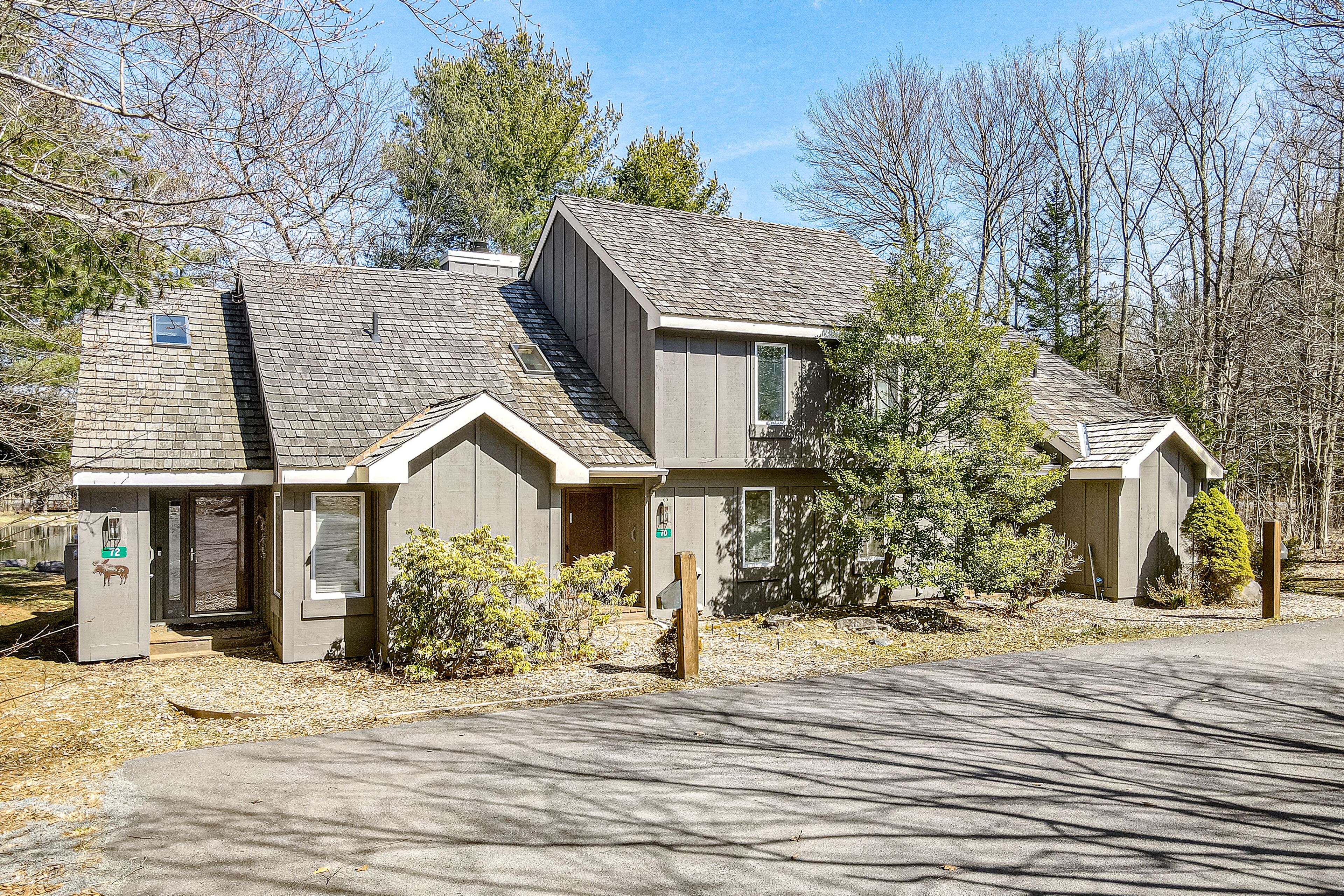 Charming waterfront townhome with skiing, fireplace, full kitchen, & W/D