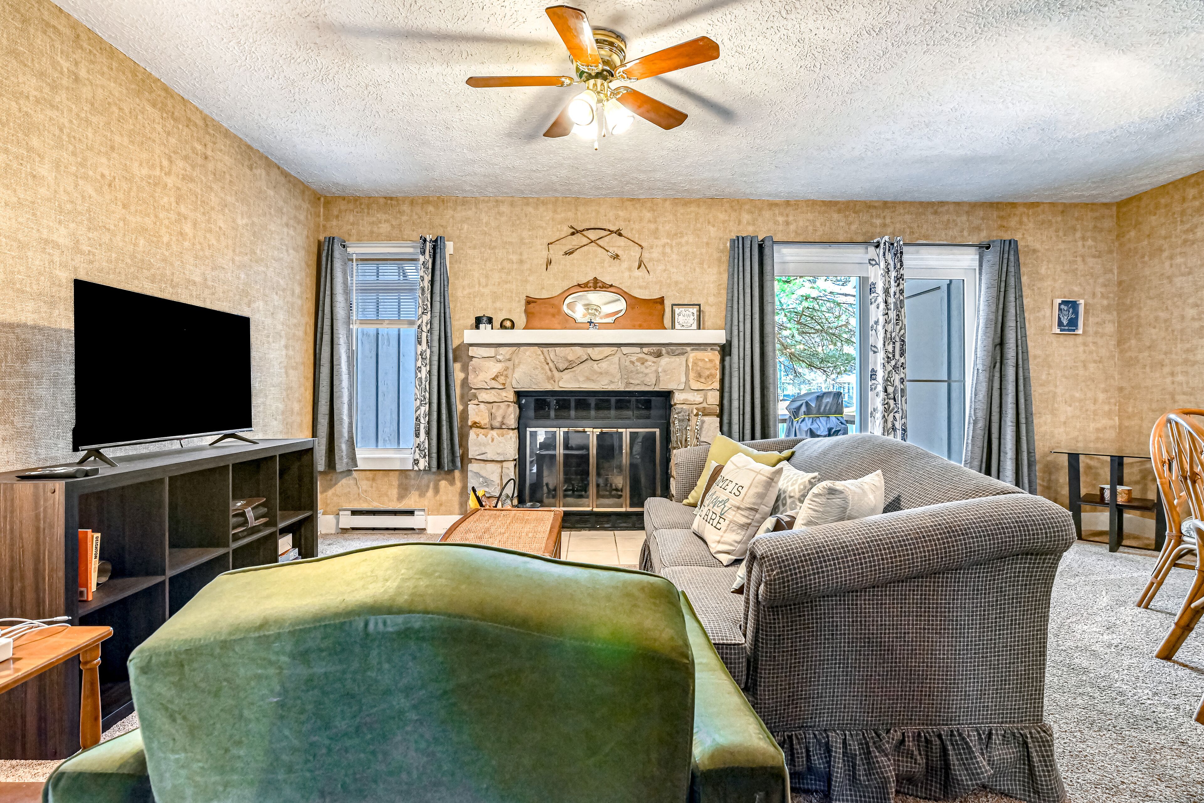 Charming waterfront townhome with skiing, fireplace, full kitchen, & W/D