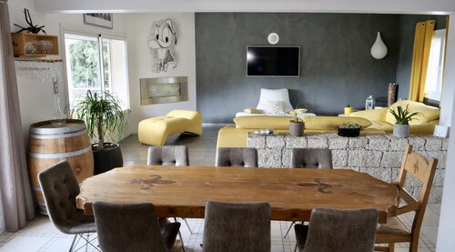 Villa with sea view, heated pool, 2 minutes from the seafront