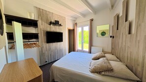 5 bedrooms, desk, iron/ironing board, free WiFi