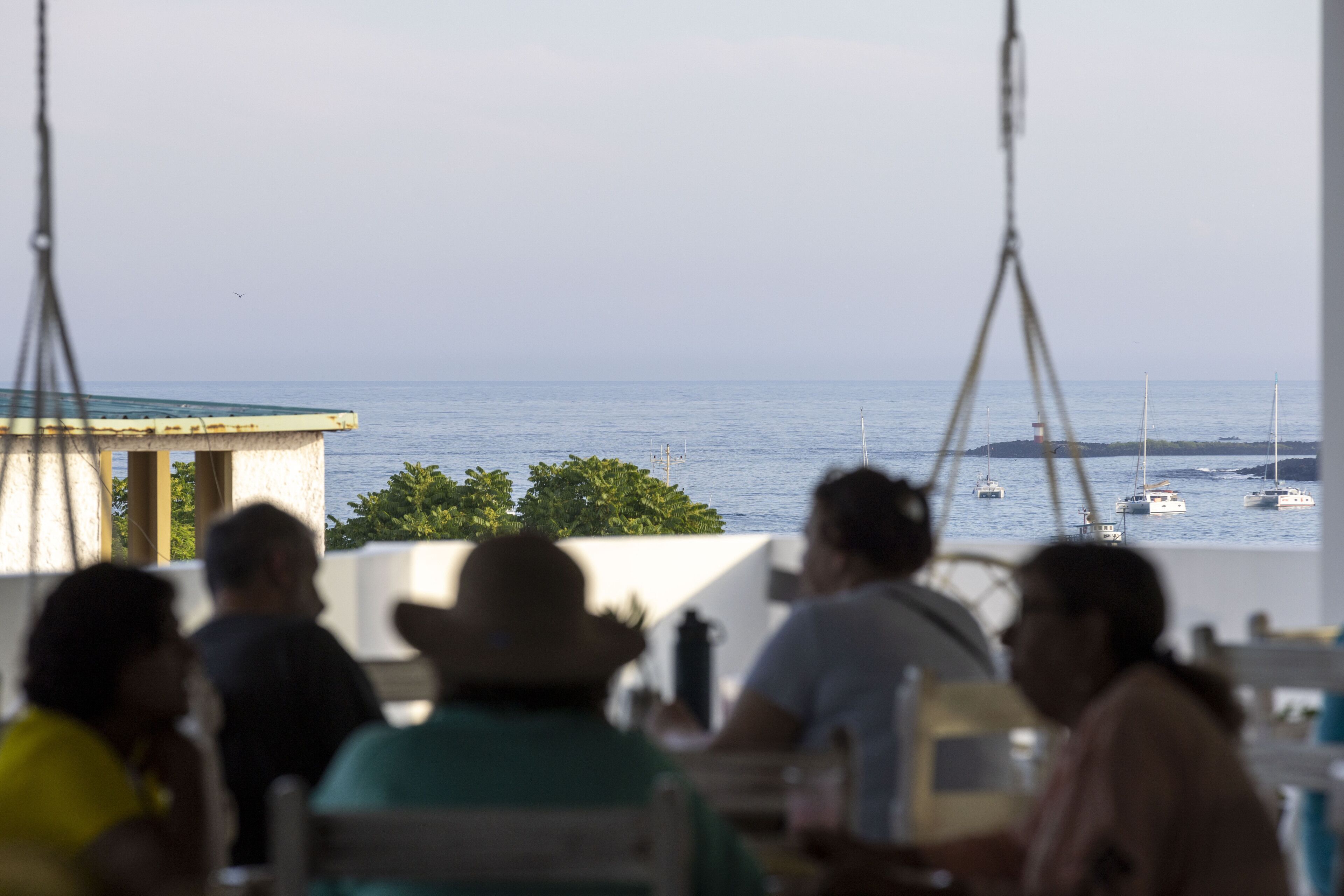 Un restaurant avec vue sur la mer et les bateaux.