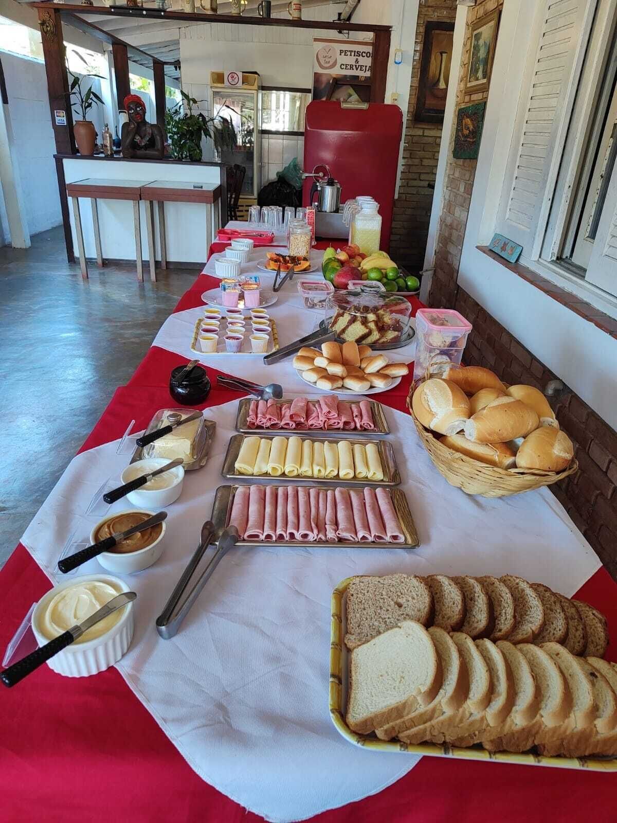 Se ofrece un desayuno bufé (24 BRL por persona)