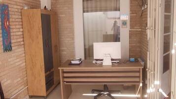 Une pièce comprenant un bureau, une chaise et une armoire.