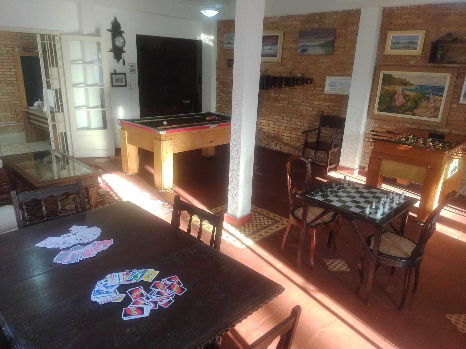 Spazio interno accogliente con tavolo da biliardo, tavolo da calcio e tavolo per gli scacchi.