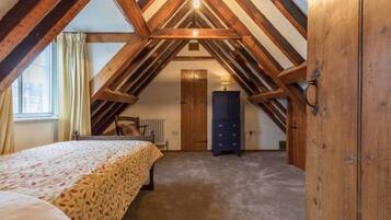 6 bedrooms, iron/ironing board, travel cot, free WiFi