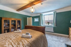 6 bedrooms, iron/ironing board, travel cot, free WiFi