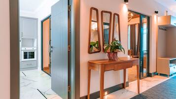 Villa – exclusive | Oppholdsområde | En 106-centimeters LCD-TV med Parabol-TV samt TV og oppvarmet gulv