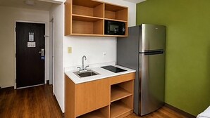 Room - Suburban Studios (Coraopolis)