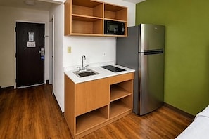 1 bedroom, desk, WiFi (free), bed sheets - Suburban Studios (Coraopolis)