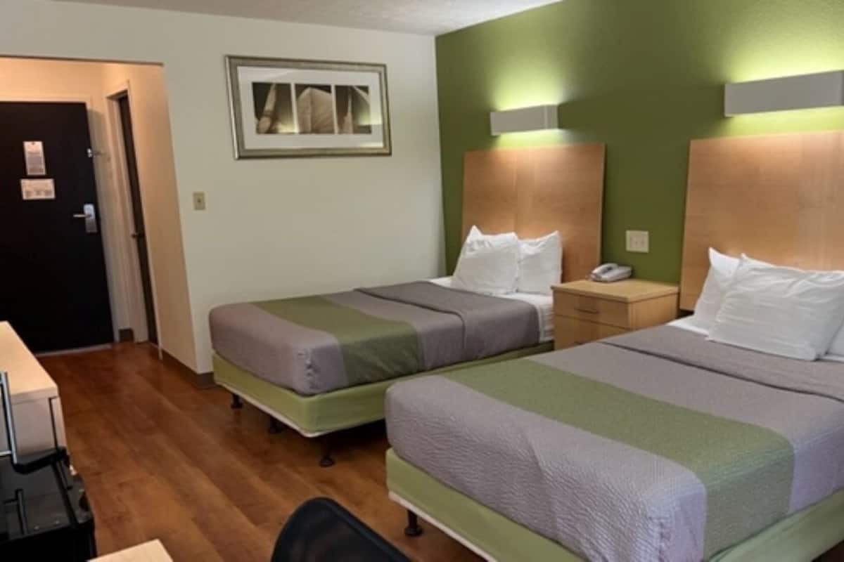 Standardzimmer, 2 Doppelbetten | 1 Schlafzimmer, Schreibtisch, kostenloses WLAN, Bettwäsche