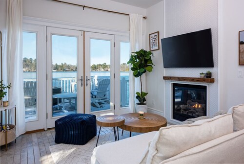 Romantic Waterfront Getaway with an optional MotorBoat