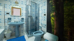 Un baño con lavamanos, bidé y ducha.