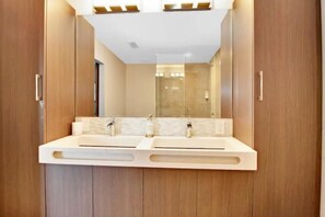 Haartrockner, Handtücher, Seife, Shampoo