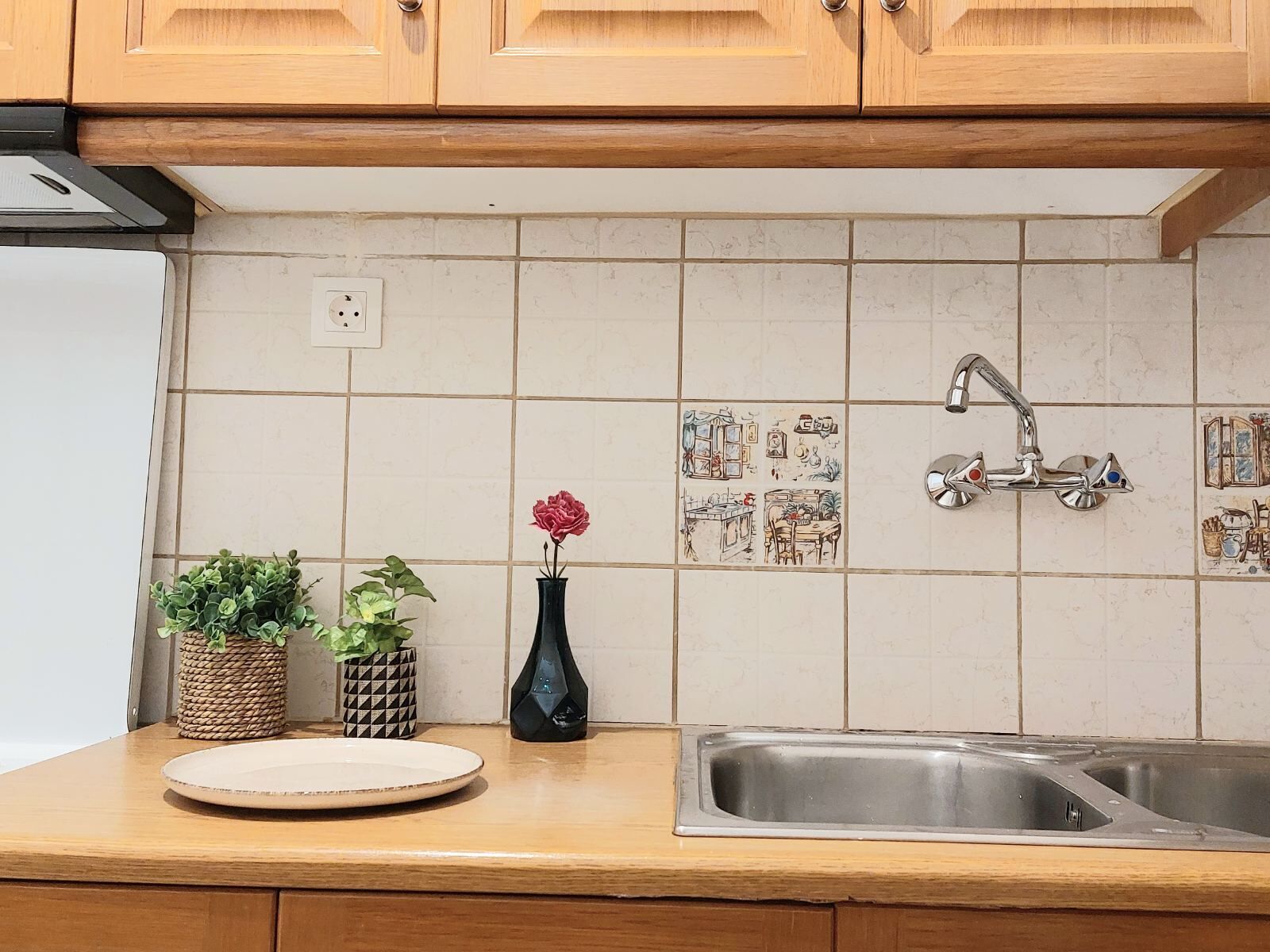 Fridge, oven, stovetop, coffee/tea maker