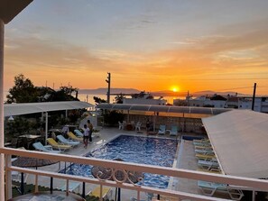 Una piscina al aire libre de temporada