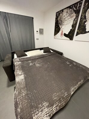 1 bedroom, bed sheets