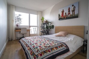3 bedrooms, iron/ironing board, WiFi, bed sheets - Family nest with Sacré-Coeur and Eiffel Tower view (Paris)
