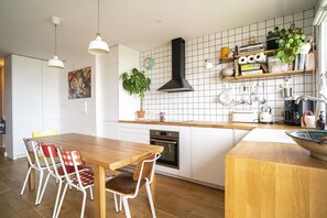 Coffee/tea maker, fridge, microwave, oven