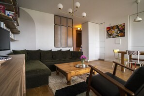 Living area - Family nest with Sacré-Coeur and Eiffel Tower view (Paris)