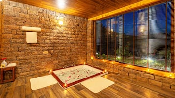 Private spa tub