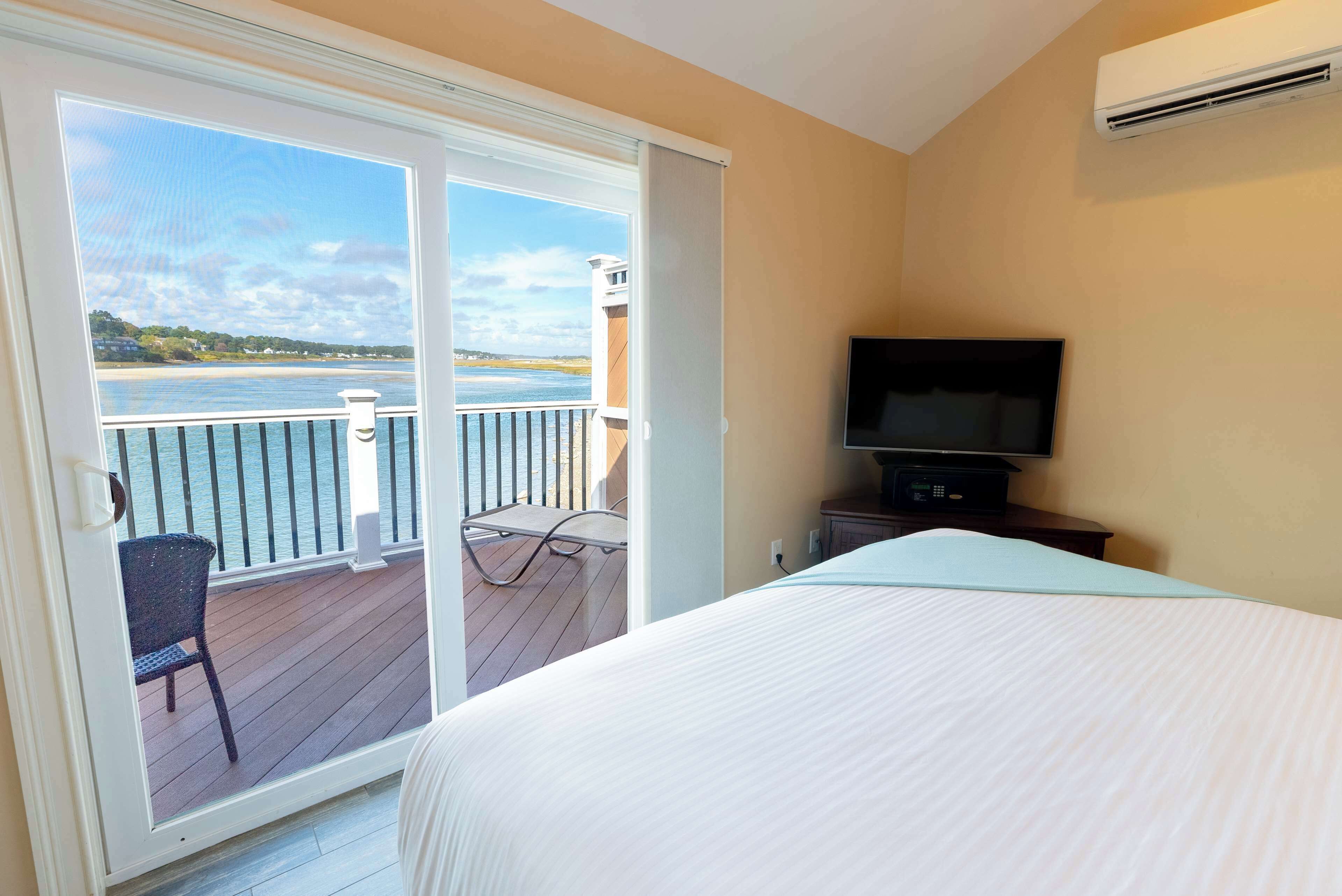 Tidal Suite | In-room safe, iron/ironing board, free WiFi, bed sheets