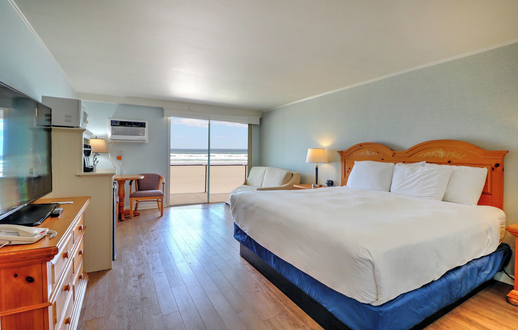 Habitación panorámica | Caja de seguridad en la habitación y tabla de planchar con plancha 