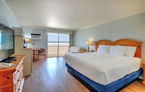 Sundowner Oceanfront One King | In-room safe, iron/ironing board, free WiFi, bed sheets - Norseman Resort (Ogunquit)