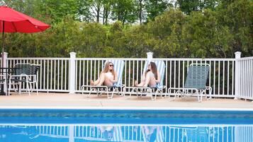 Piscine extérieure (ouverte en saison), parasols de plage