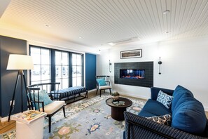 Lobby sitting area - Norseman Resort (Ogunquit)