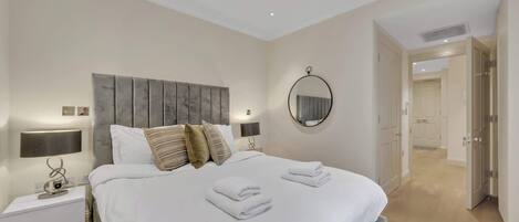 4 bedrooms, desk, iron/ironing board, WiFi