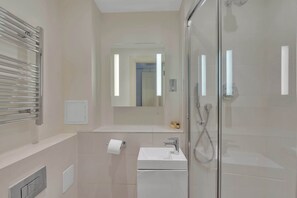 Baignoire, sèche-cheveux, serviettes fournies