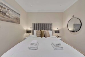 4 室のベッドルーム、デスク、アイロン / アイロン台、WiFi