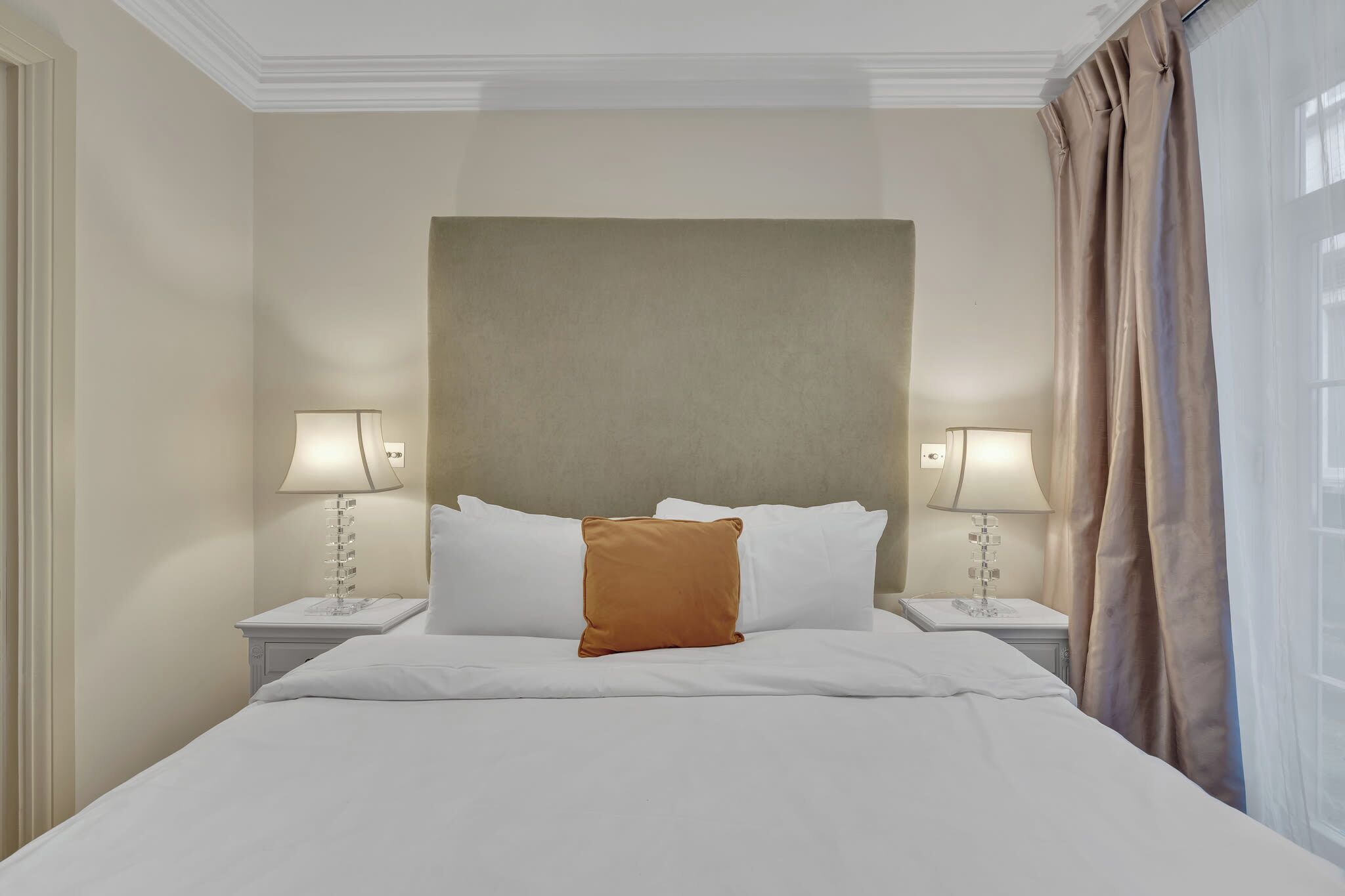 4 slaapkamers, een bureau, een strijkplank/strijkijzer, wifi