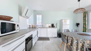 Réfrigérateur, micro-ondes, four, lave-vaisselle