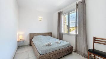 2 chambres, fer et planche Ă repasser