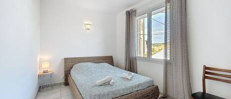 2 quartos, ferros/tábuas de passar roupa