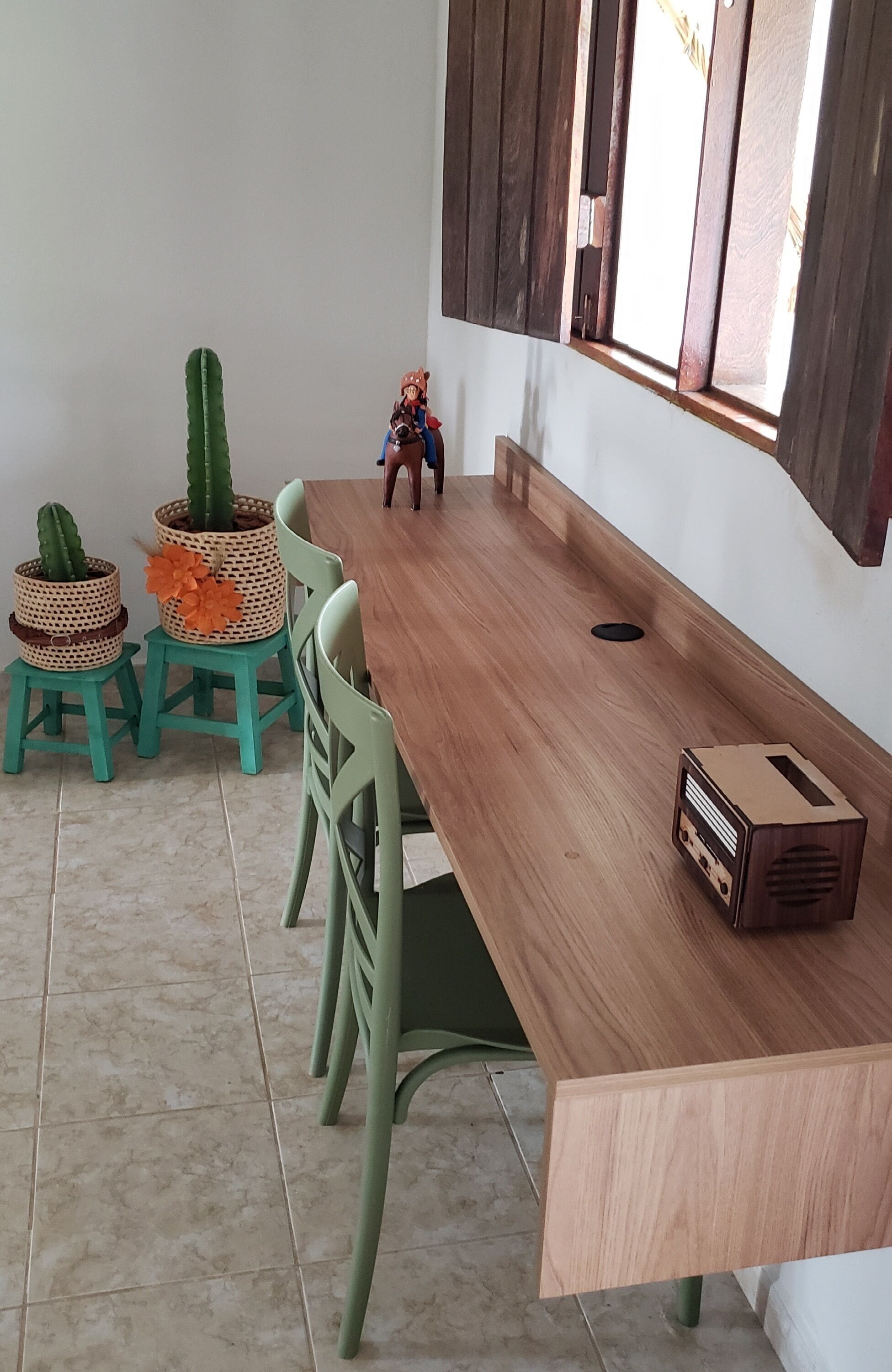 Quarto quádruplo conforto | Individualmente decorados, espaço de trabalho para notebook
